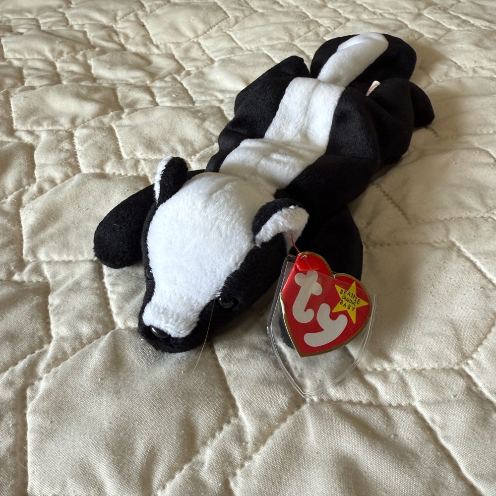 Ty Beanie Baby “Stinky” the Black and White Skunk Plush Toy